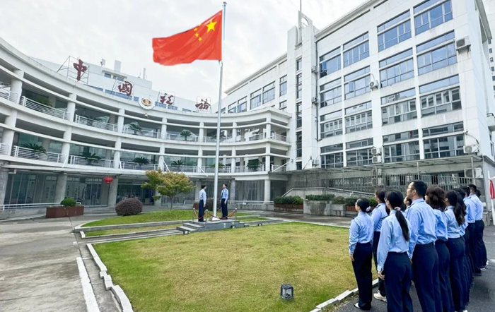 國慶節(jié)后上班首日：上海各級稅務機關舉行升國旗儀式